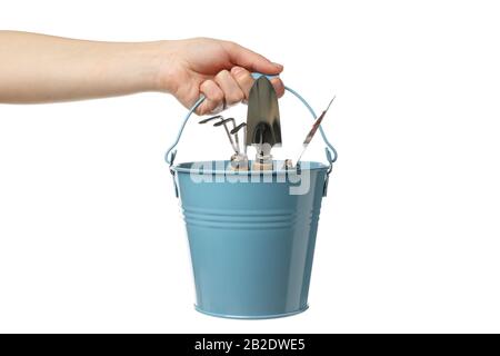 Person hält Schaufel mit Gartenwerkzeugen, isoliert auf weißem Hintergrund Stockfoto