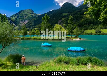 Schöner smaragdgrüner Lago Lungerersee in den Schweizer Alpen, Kanton Obwalden, Schweiz Stockfoto