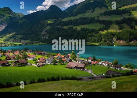 Schweizer Dorf Lungern mit seinen traditionellen Häusern und alten Kirchturm Alter Kirchturm am See Firma Lungerersee, Kanton Obwalden, Schweiz Stockfoto