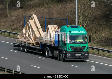 Auf der Autobahn M6 in der Nähe von Preston in Lancashire, Großbritannien, werden Dachtrussel transportiert Stockfoto