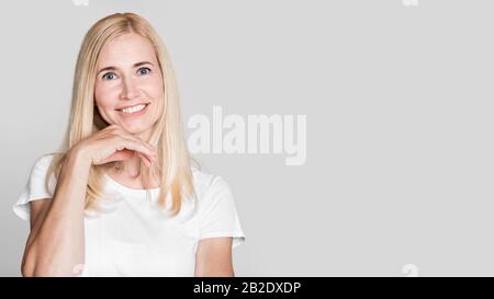 Nahaufnahme des Porträts der lächelnden reifen Frau Stockfoto