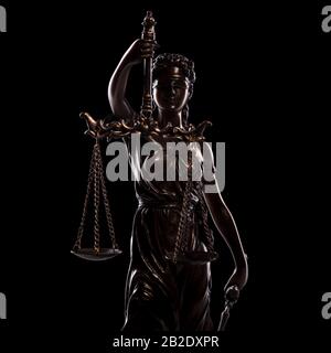 Statue der Justizgottheit auf schwarzem Hintergrund Stockfoto