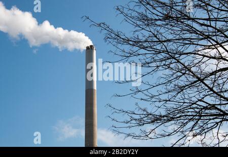 Weißer Rauch kommt aus einem Rauchschornstein Stockfoto