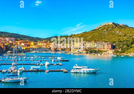 Porto Ercole Dorf und Boote im Hafen in einem Meer der Bucht. Luftaufnahme. Monte Argentario Maremma Grosseto, Toskana, Italien Stockfoto