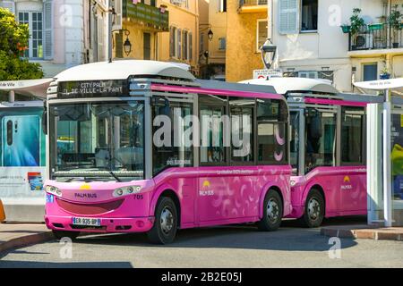 Cannes, FRANKREICH - APRIL 2019: Kleine Elektrobusse, die von Palm Bus betrieben werden, hielten am Busbahnhof im Zentrum von Cannes. Stockfoto