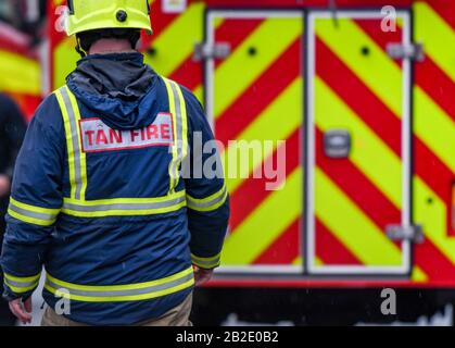 NANTGARW, IN DER NÄHE VON CARDIFF, WALES - FEBRUAR 2020: Feuerwehrmann vor einem Feuerwehrmann, der zu einem Notfall in Nantgarw bei Cardiff ausgerufen wurde Stockfoto