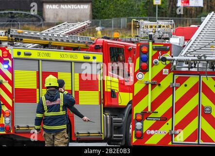 NANTGARW, IN DER NÄHE VON CARDIFF, WALES - FEBRUAR 2020: Feuerwehrmann und Brandausschreibungen forderten einen Notfall in Nantgarw bei Cardiff Stockfoto