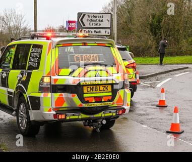 NANTGARW, IN DER NÄHE VON CARDIFF, WALES - FEBRUAR 2020: Zwei Verkehrsbeamte blockieren eine Straße wegen Überschwemmungen in Nantgarw bei Cardiff Stockfoto