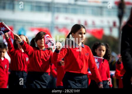 Izmir, Türkei - 29. Oktober 2019. Kinder mit türkischen Flaggen, auf denen Atatürk zu sehen ist, demonstrieren am 29. Oktober 2019 einen Spaziergang am Tag der Republik Türkei. Stockfoto