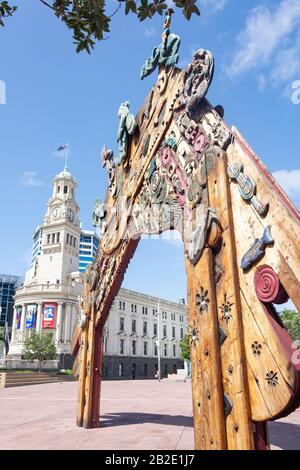 The Gateway (Waharoa), Skulpturen und Auckland Town Hall, Aotea Square, Queen Street, City Center, Auckland, Auckland Region, Neuseeland Stockfoto