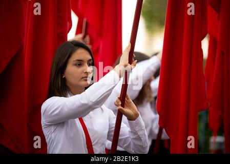 Izmir, Türkei - 29. Oktober 2016. Rote türkische Flaggen und junge Studentinnen halten eine türkische Flagge bei der Zeremonie Cumhuriyet Square Alsancak, Izmir. Stockfoto