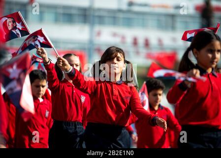 Izmir, Türkei - 29. Oktober 2019. Kinder mit türkischen Flaggen, auf denen Atatürk zu sehen ist, demonstrieren am 29. Oktober 2019 einen Spaziergang am Tag der Republik Türkei. Stockfoto