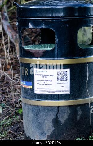 Bradford Council Mülleimer mit einem Etikett mit einem QR-Code zum Scannen. Stockfoto