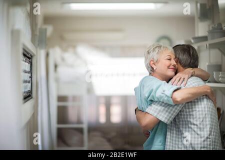 Liebevoll reifere Paare teilen eine zarte Umarmung Stockfoto