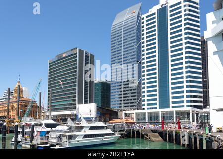 Fährschiffe und Gebäude in der Innenstadt von Princes Wharf, Auckland Waterfront, City Center, Auckland, Auckland Region, Neuseeland Stockfoto