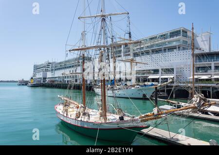 Segelschiffe des NZ Maritime Museum und Princes Wharf, Auckland Waterfront, City Center, Auckland, Auckland Region, Neuseeland Stockfoto