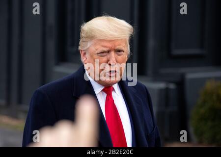 Washington DC, USA. März 2020. Präsident der Vereinigten Staaten Donald J. Trump spricht mit Medienmitgliedern auf dem South Lawn des Weißen Hauses in Washington, DC, USA, da er am Montag, den 2. März 2020, zu einer "Keep America Great Rally" in Charlotte, North Carolina startet. Kredit: Stefani Reynolds/CNP /MediaPunch Credit: MediaPunch Inc/Alamy Live News Stockfoto