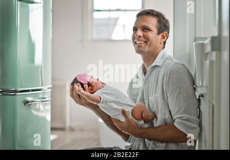 Glücklicher Vater mit seiner kleinen Tochter Stockfoto