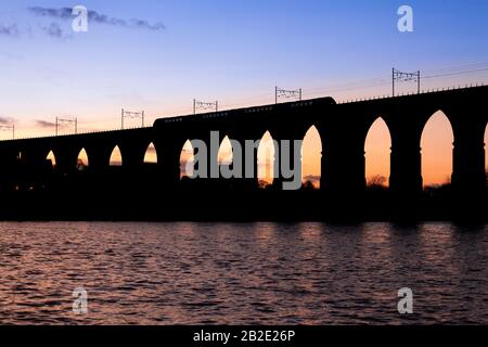 Eine Arriva Crosscountry Züge der Klasse 220, die die Königliche Grenzbrücke (Berwick-Upon-Tweed, River Tweed) an der Ostküste, Großbritannien, überqueren Stockfoto