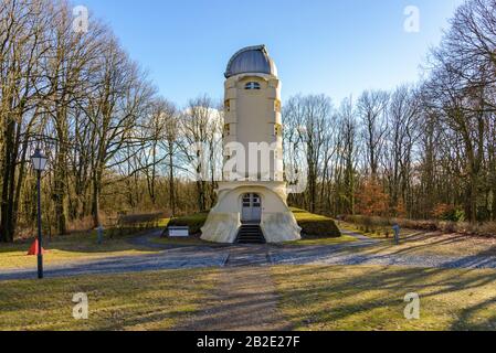 Landschaft außerhalb des Einsteinturms oder Einsteinturms, astrophysikalisches Sternwarte Gebäude, mit natürlicher Atmosphäre im Winter im Helmholtz-Zentrum Potsdam. Stockfoto