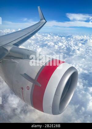 Virgin Australia Boeing 737-800 Flugzeugmotor und Flügel über der Tasmansee, Neuseeland Stockfoto