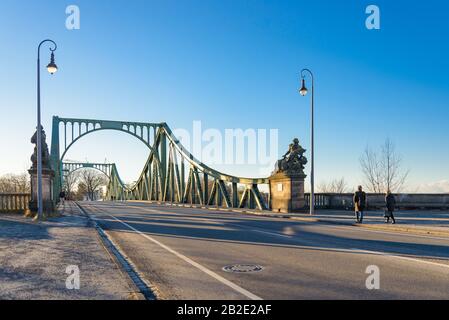 Außenlandschaften auf der Straße vor der Glienicker Brücke, Glienicker Brücke, die Berlin und Potsdam verbindet, überqueren Glienicker in Deutschland. Stockfoto