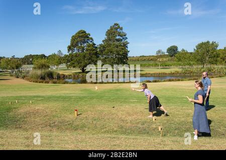 Gäste, die in der Villa Maria Auckland Winery, Mangere, Auckland, Auckland Region, Neuseeland auf dem Rasen spielen Stockfoto