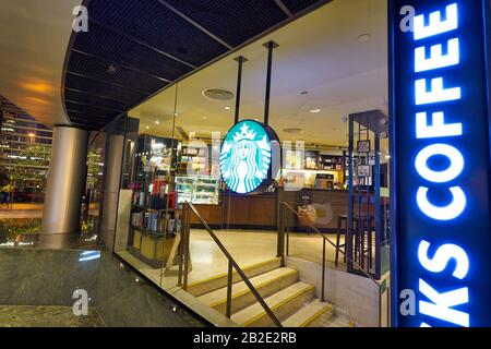 Hongkong, CHINA - CIRCA JANUAR 2019: Starbucks Coffee Sign im Coffee Shop in Hongkong. Stockfoto