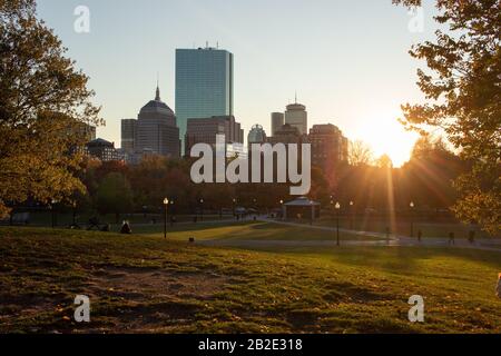 Sonnenuntergang im Herbst über der skyline des stadtbildes von boston Stockfoto
