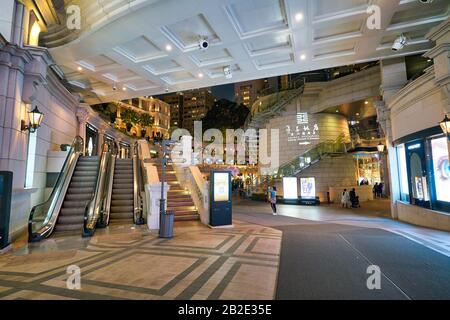 Hongkong, CHINA - CIRCA JANUAR 2019: Teilansicht des Innenhofs der Ehemaligen Marine Police Headquarters In der Nacht. Stockfoto