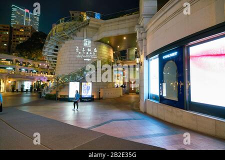 Hongkong, CHINA - CIRCA JANUAR 2019: Teilansicht des Innenhofs der Ehemaligen Marine Police Headquarters In der Nacht. Stockfoto