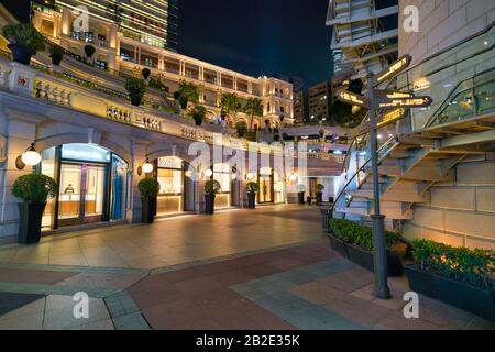Hongkong, CHINA - CIRCA JANUAR 2019: Teilansicht des Innenhofs der Ehemaligen Marine Police Headquarters In der Nacht. Stockfoto