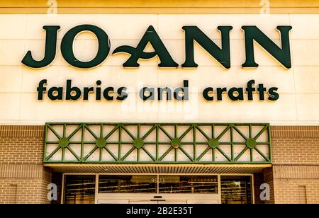 Charlotte, NC/USA - 9. November 2019: Nahaufnahme der horizontalen Außenaufnahme des Einzelhandelsketten-Schaufensters "Joann Fabrics and Crafts" über dem Eingang mit br Stockfoto