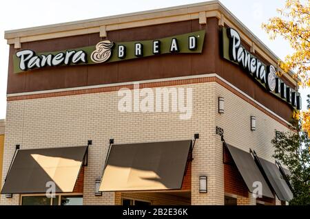 Charlotte, NC/USA - 9. November 2019: Mittelgroße horizontale Aufnahme von Schaufassen-Beschilderung für Marke "Panera Bread" mit Logo. Stockfoto