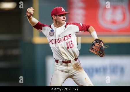 Houston, Texas, USA. März 2020. Arkansas Razorbacks dritter Baseman Cole Austin (16) wirft zum ersten Stützpunkt in den 2020 Shriners Hospitals for Children College Classic Baseball-Spiel zwischen den Baylor Bears und den Arkansas Razorbacks im Minute Maid Park in Houston, Texas. Baylor besiegte Arkansas mit 3:2. Prentice C. James/CSM/Alamy Live News Stockfoto