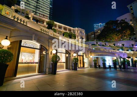Hongkong, CHINA - CIRCA JANUAR 2019: Cartier-Schaufenster in der Ehemaligen Marine Police Headquarters Compound in der Nacht. Stockfoto