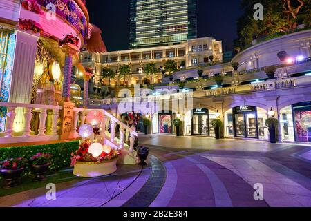 Hongkong, CHINA - CIRCA JANUAR 2019: Teilansicht des Innenhofs der Ehemaligen Marine Police Headquarters In der Nacht. Stockfoto