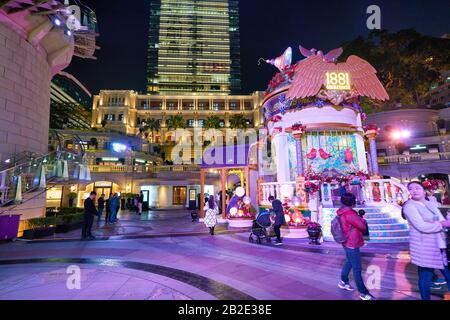 Hongkong, CHINA - CIRCA JANUAR 2019: Teilansicht des Innenhofs der Ehemaligen Marine Police Headquarters In der Nacht. Stockfoto