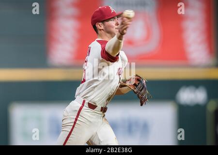 Houston, Texas, USA. März 2020. Arkansas Razorbacks dritter Baseman Cole Austin (16) wirft zum ersten Stützpunkt in den 2020 Shriners Hospitals for Children College Classic Baseball-Spiel zwischen den Baylor Bears und den Arkansas Razorbacks im Minute Maid Park in Houston, Texas. Baylor besiegte Arkansas mit 3:2. Prentice C. James/CSM/Alamy Live News Stockfoto