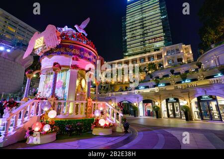 Hongkong, CHINA - CIRCA JANUAR 2019: Teilansicht des Innenhofs der Ehemaligen Marine Police Headquarters In der Nacht. Stockfoto