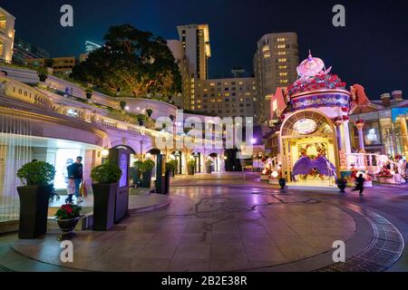 Hongkong, CHINA - CIRCA JANUAR 2019: Teilansicht des Innenhofs der Ehemaligen Marine Police Headquarters In der Nacht. Stockfoto