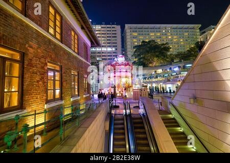 Hongkong, CHINA - CIRCA JANUAR 2019: Teilansicht des Innenhofs der Ehemaligen Marine Police Headquarters In der Nacht. Stockfoto