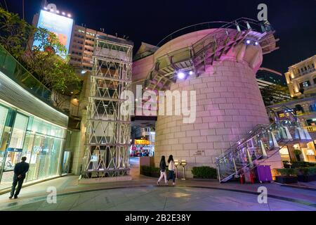 Hongkong, CHINA - CIRCA JANUAR 2019: Teilansicht des Innenhofs der Ehemaligen Marine Police Headquarters In der Nacht. Stockfoto