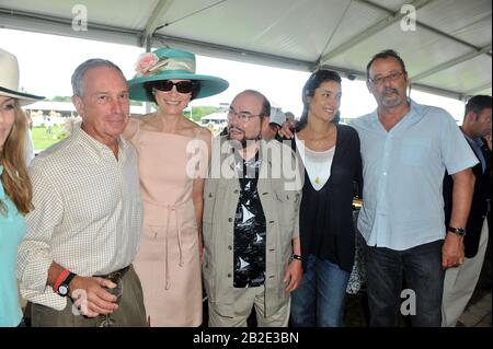 Bridgehampton, Vereinigte Staaten Von Amerika. August 2009. Bridgehampton, New York - 29. AUGUST: Letzter Tag der 34. Jährlichen Hamptons Classic Horse Show. Am 29. August 2009 in Bridgehampton, New York. Personen: Bürgermeister Michael Bloomberg, seine Freundin Diana Taylor, James Lipton, Schauspielerin Zofia Borucka und ihr Ehemann Schauspieler Jean Reno.Bloomberg Credit: Storms Media Group/Alamy Live News Stockfoto