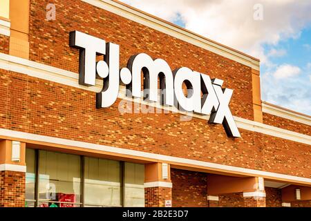 Charlotte, NC/USA - 14. Dezember 2019: Mittlere horizontale Nahaufnahme von 'T.J. Maxx' Ladenfassade, die eine Marke in auffälligen weißen Buchstaben auf einem Ziegelgebäude zeigt. Stockfoto