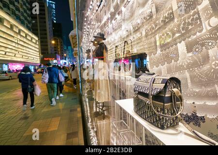 Hongkong, CHINA - CIRCA JANUAR 2019: Schaufenster im Christian Dior Store in Hongkong. Christian Dior SE ist ein französisches Luxusgüterunternehmen contro Stockfoto