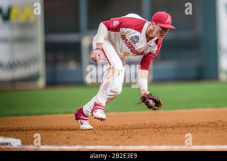 Houston, Texas, USA. März 2020. Arkansas Razorbacks dritter Baseman Cole Austin (16) fängt einen Bodenball in den 2020 Shriners Hospitals for Children College Classic Baseballspiel zwischen den Baylor Bears und den Arkansas Razorbacks im Minute Maid Park in Houston, Texas. Baylor besiegte Arkansas mit 3:2. Prentice C. James/CSM/Alamy Live News Stockfoto