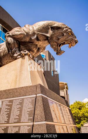 Charlotte, NC/USA - 14. Mai 2019: Horizontaler mittlerer Nahbereich der Statue auf einem Sockel des Maskottchens Carolina Panthers außerhalb des Bank of America Stadium Wi Stockfoto