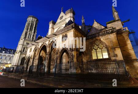 Die Kirche Saint-Germain-l'Auxerrois ist eine am Pariser Louvre gelegene, römische katholische Kirche. Stockfoto