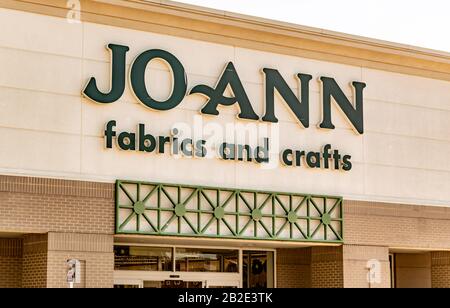 Charlotte, NC/USA - 9. November 2019: Nahaufnahme der horizontalen Außenaufnahme des Einzelhandelsketten-Schaufensters "Joann Fabrics and Crafts" über dem Eingang mit br Stockfoto